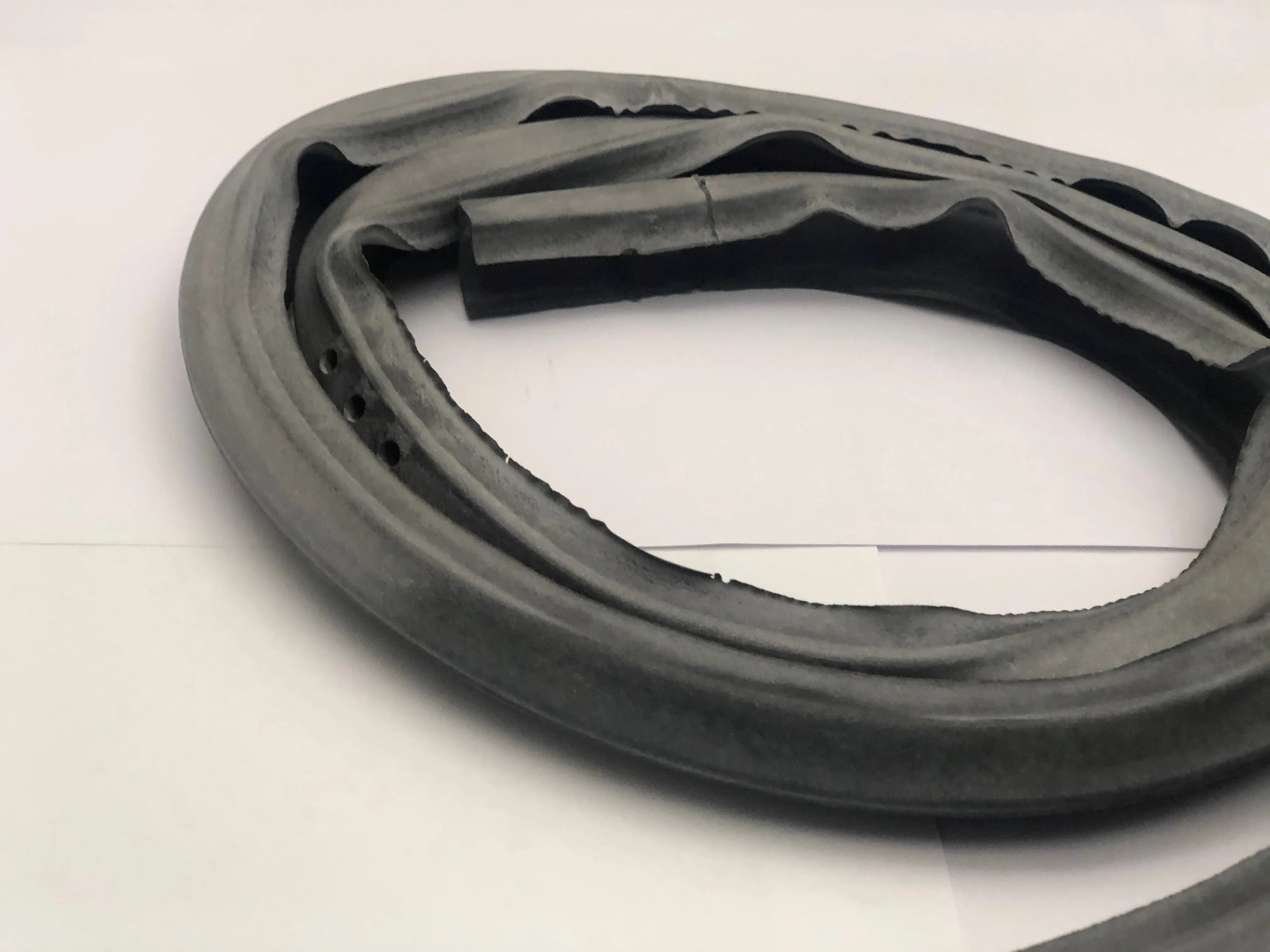 JAGUAR TAILGATE MOULDED RUBBER STRIP BD23347-Jaguar-Sovereign Auto