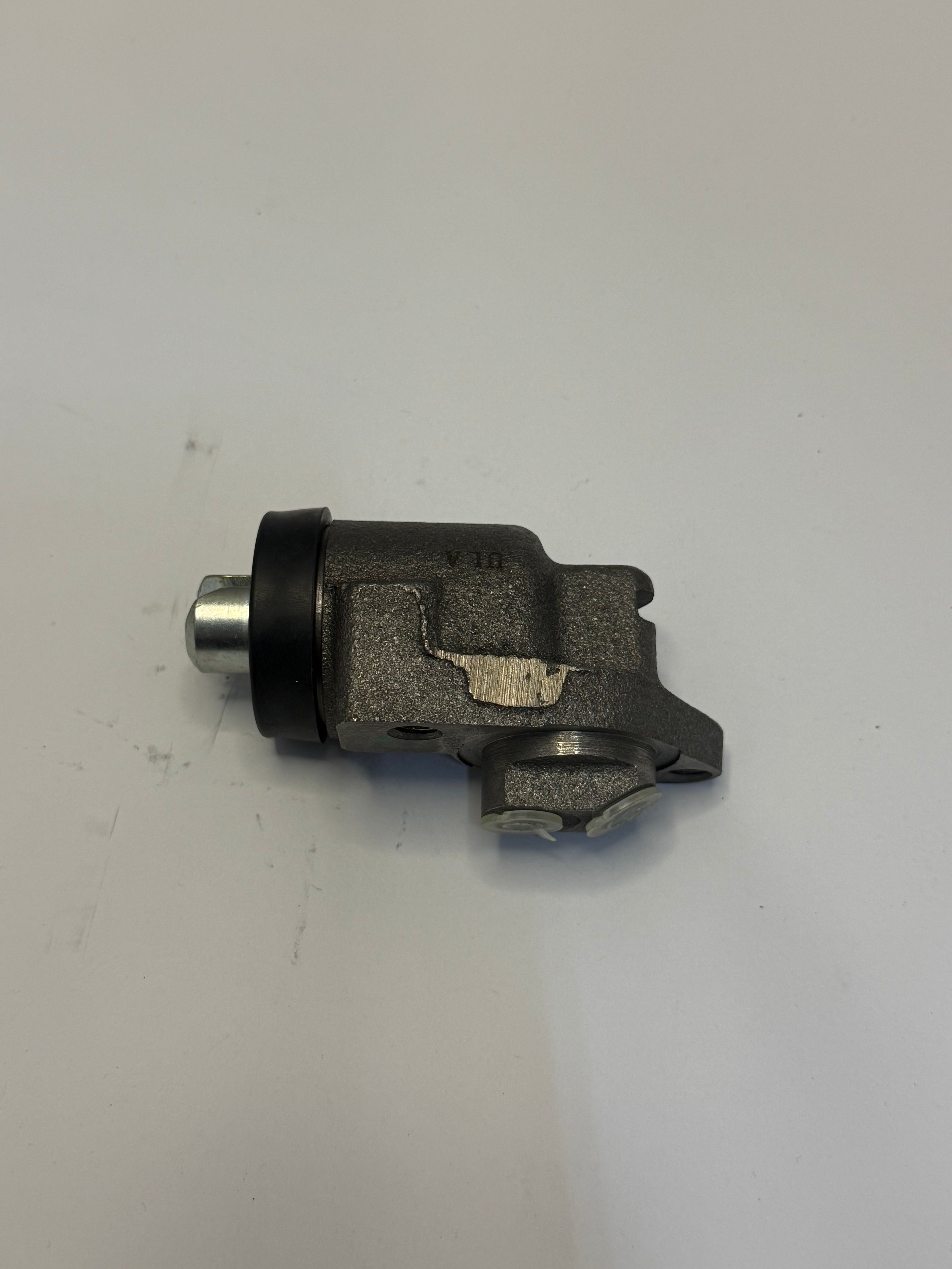 FRONT RIGHT HAND WHEEL CYLINDER 600201-Land Rover-Sovereign Auto