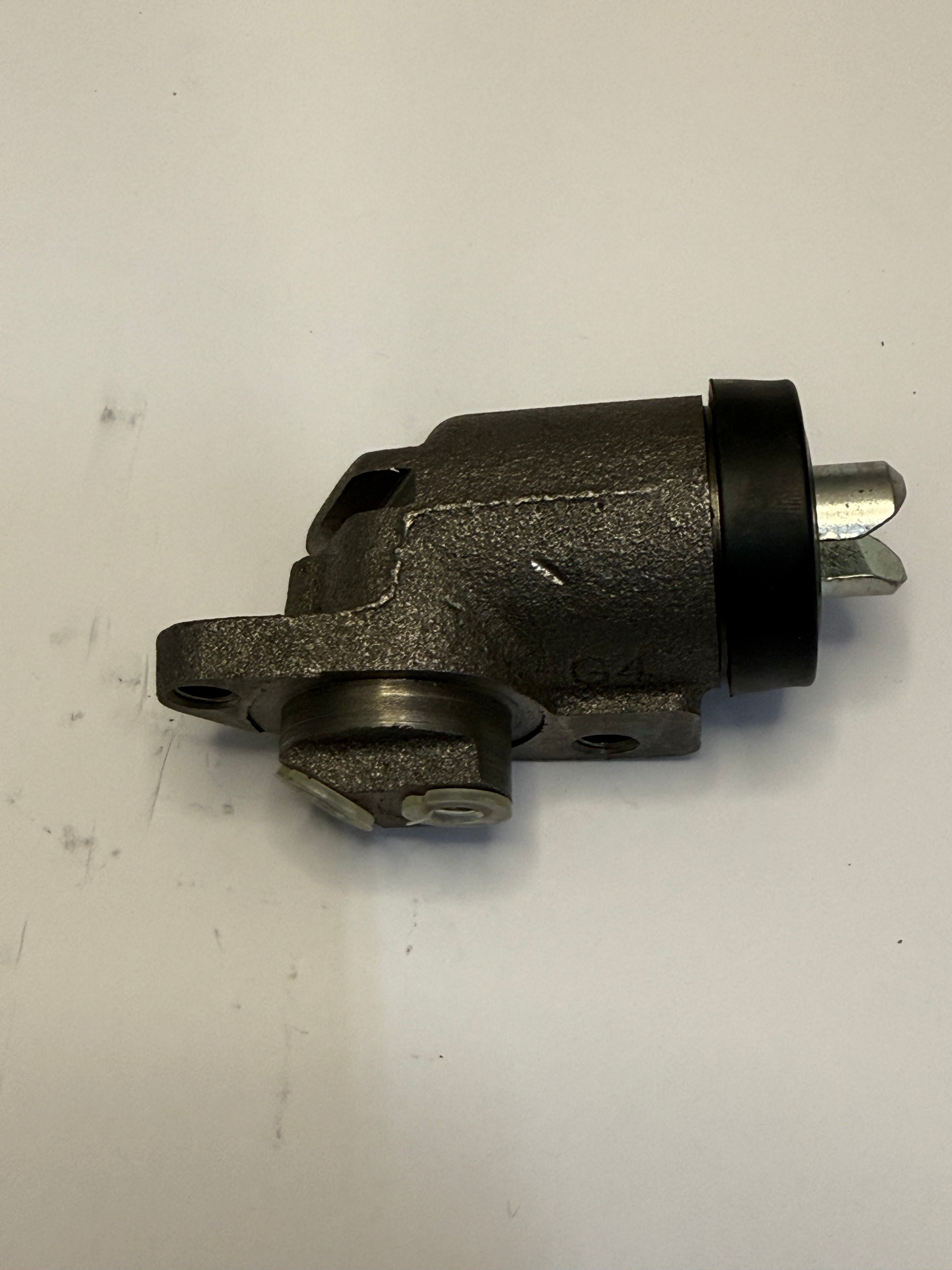 FRONT RIGHT HAND WHEEL CYLINDER 600201-Land Rover-Sovereign Auto
