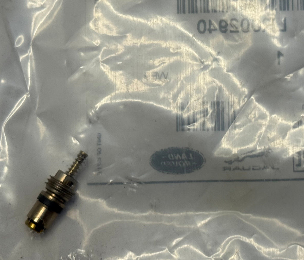 Land Rover, Range Rover A/C CHARGE VALVE LR002940